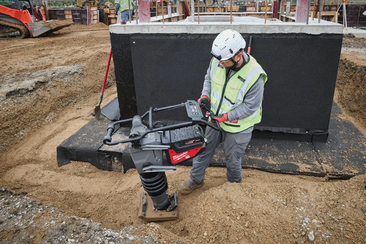 Zagęszczanie przy fundamencie zagęszczarką MXF RAM60