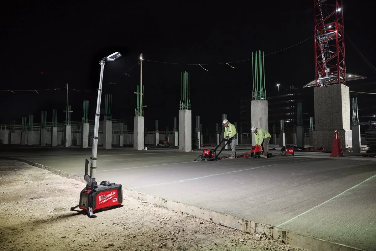Maszt MXF TLIC oświetla plac budowy nocą