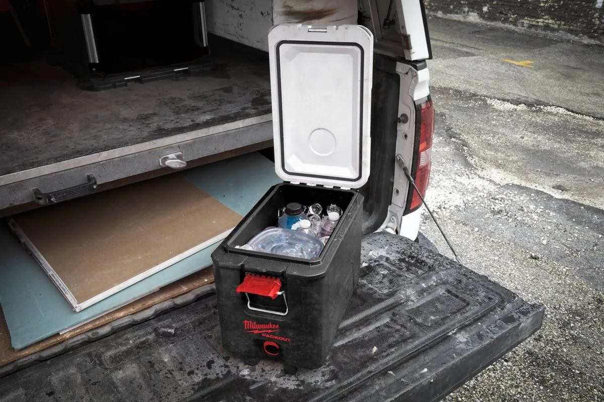Otwarta skrzynia termoizolacyjna PACKOUT na pace pickupa