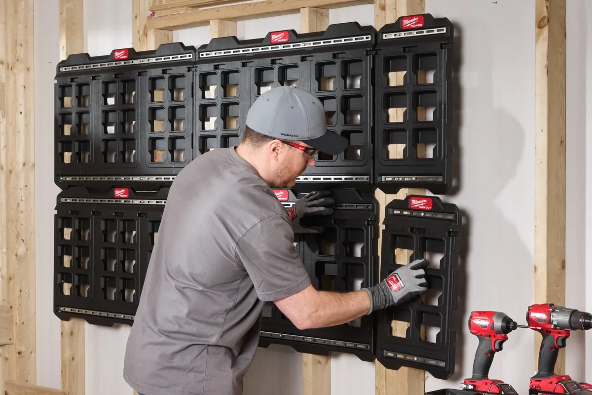 Montaż kilku płyt montażowych PACKOUT na ścianie warsztatu