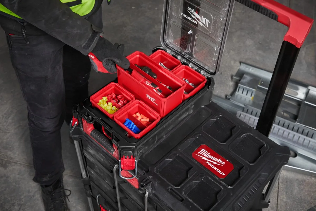 Pojemniki PACKOUT w organizerze na wózku