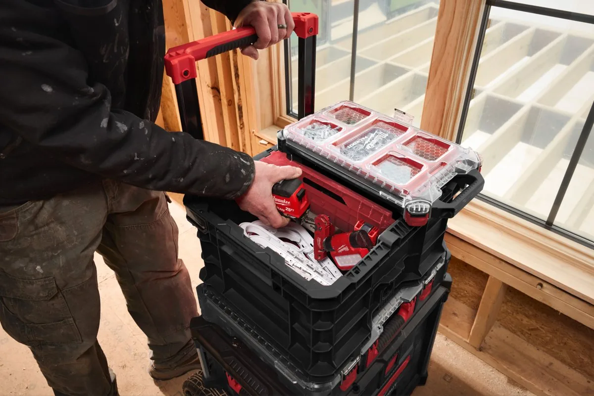 Krata PACKOUT z przegrodą na stosie skrzyń przy oknie