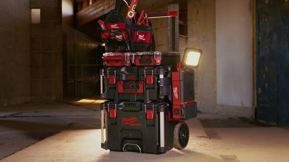 Stos PACKOUT z przystawkami i lampą na budowie wieczorem