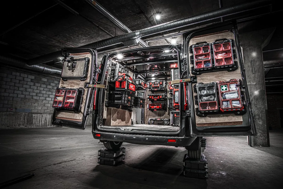 Bus z regałami PACKOUT otwarty od tyłu