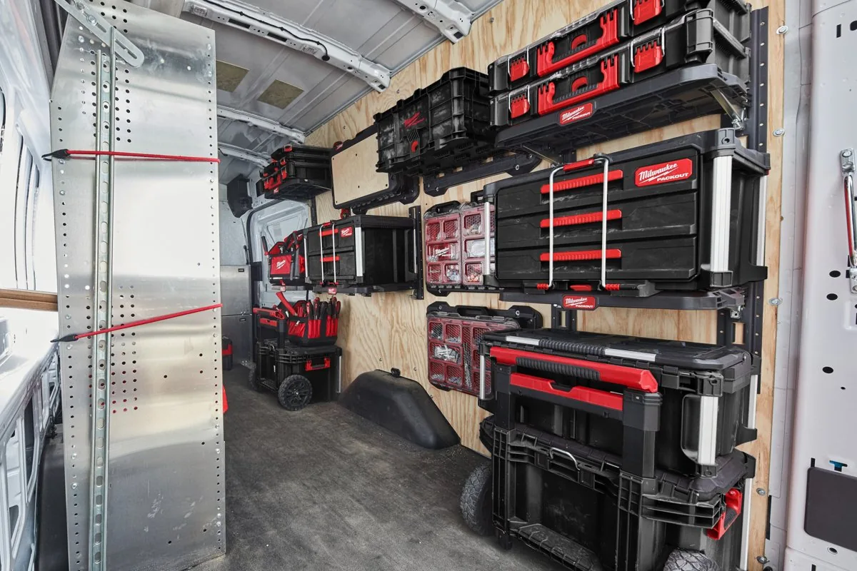 Regały PACKOUT w zabudowie busa serwisowego