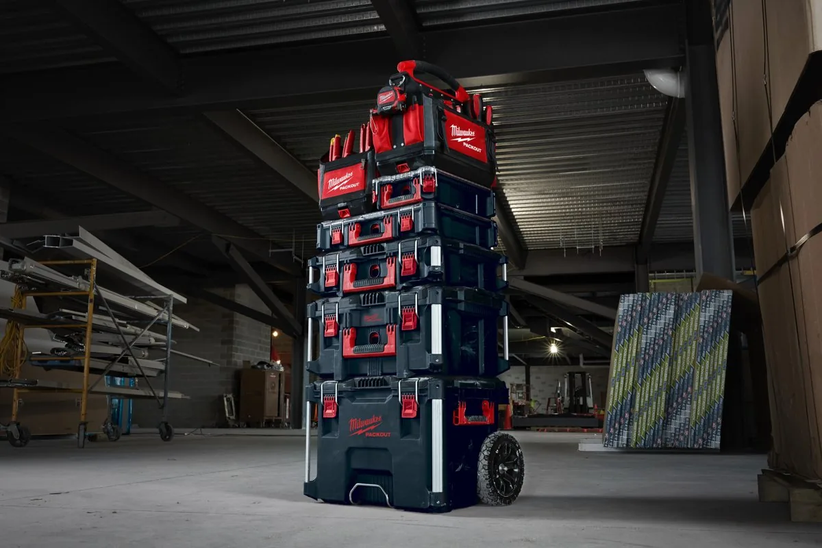 Stos skrzyń PACKOUT na skrzyni z kołami w hali