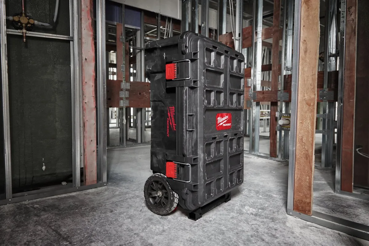 Skrzynia PACKOUT na kołach w budynku w trakcie prac