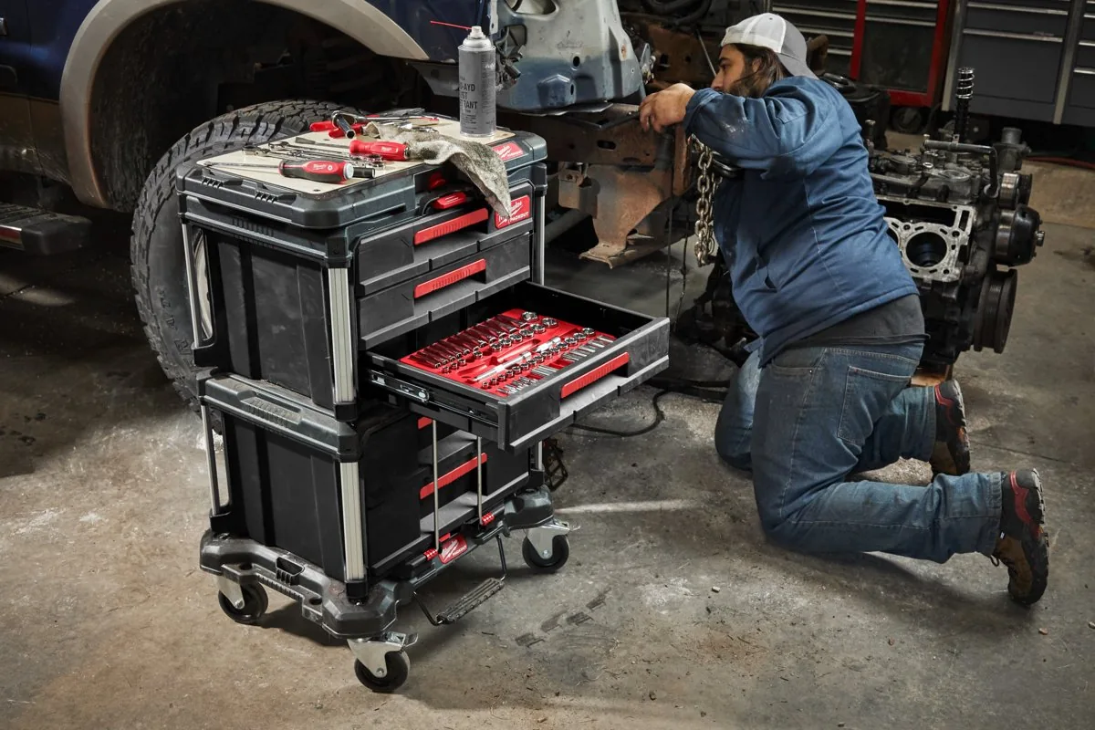 Serwisant przy otwartych szufladach skrzyni PACKOUT
