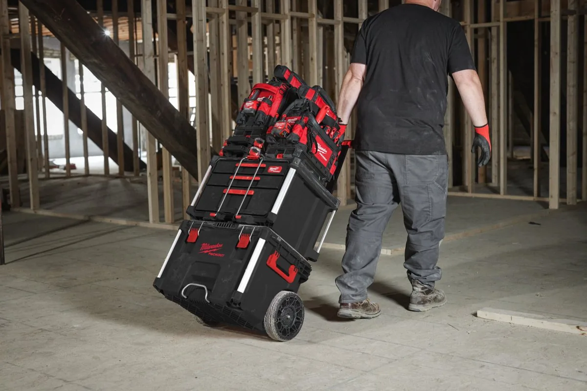 Zamykana torba PACKOUT na stosie skrzyń na wózku