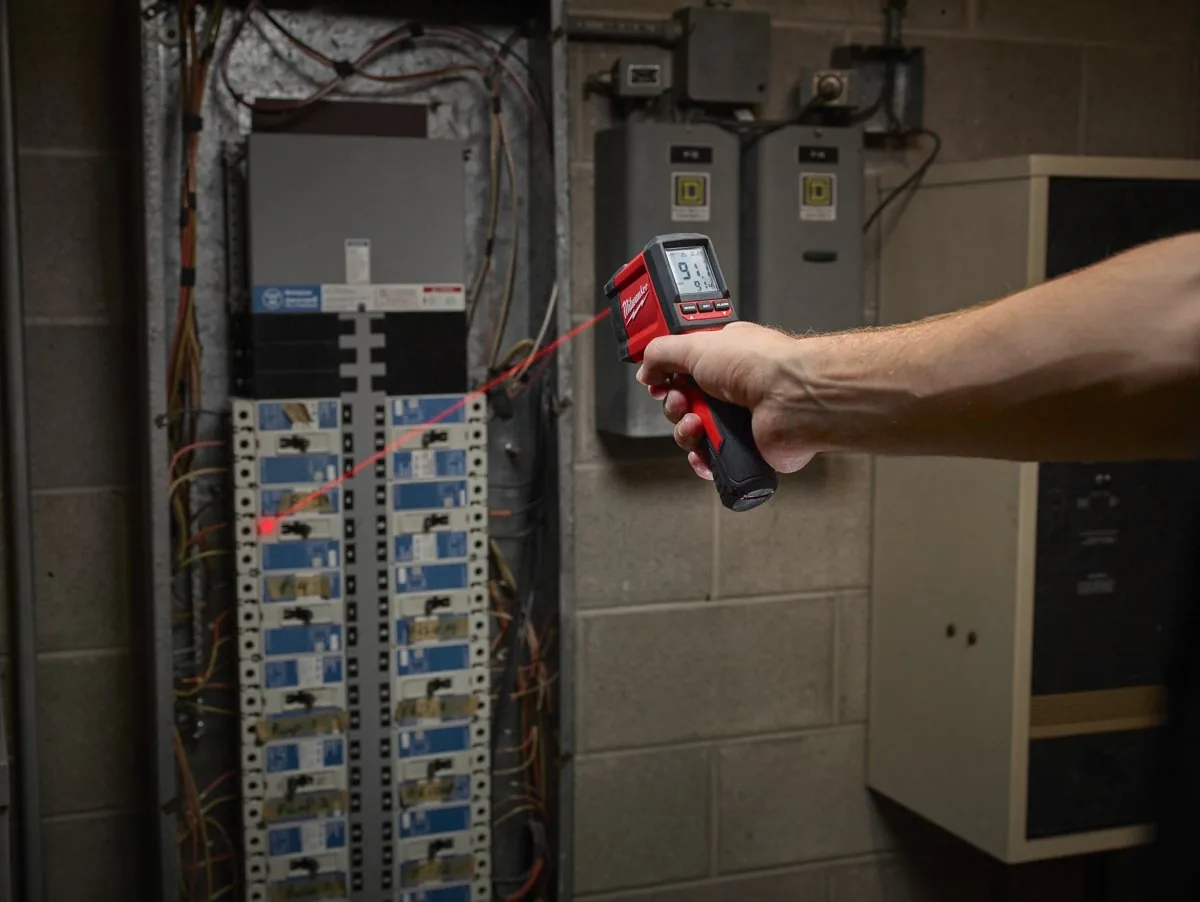 Pomiar temperatury w rozdzielnicy elektrycznej pirometrem