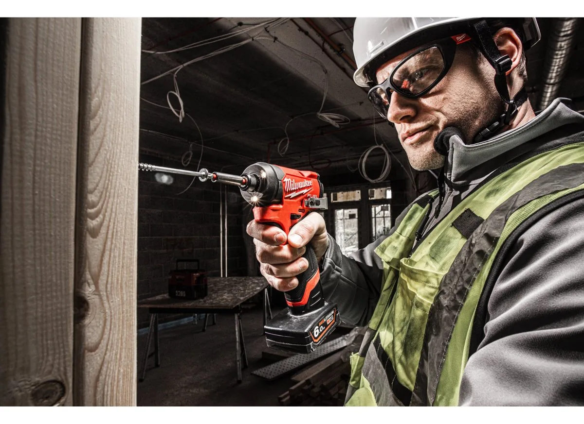 zakrętarka udarowa ¼″ Hex Milwaukee M12 FID2 podczas pracy