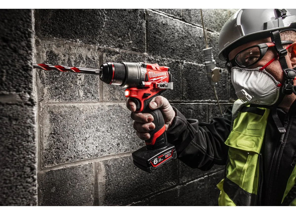 wiertarko-wkrętarka z udarem Milwaukee M12 FPD2 podczas pracy