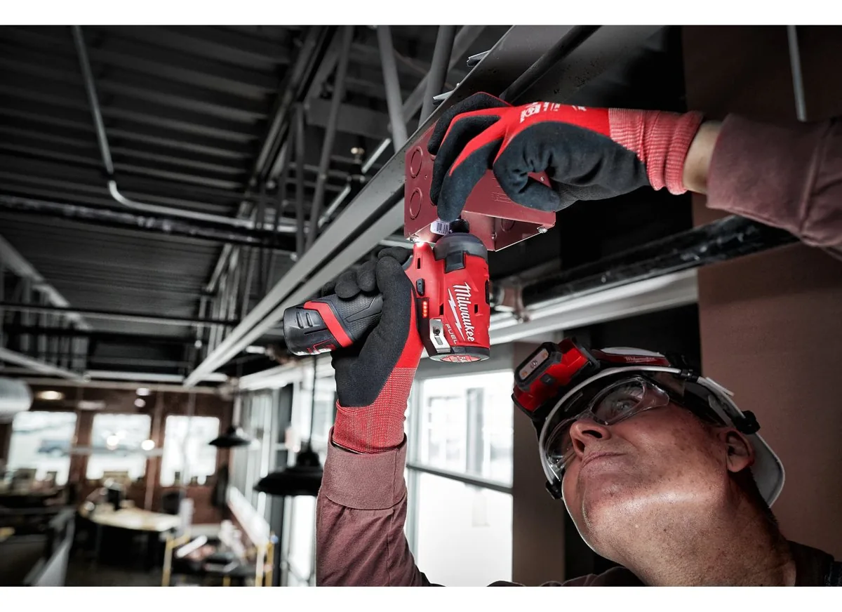 hydrauliczna zakrętarka SURGE™ ¼″ Hex Milwaukee M12 FQID podczas pracy