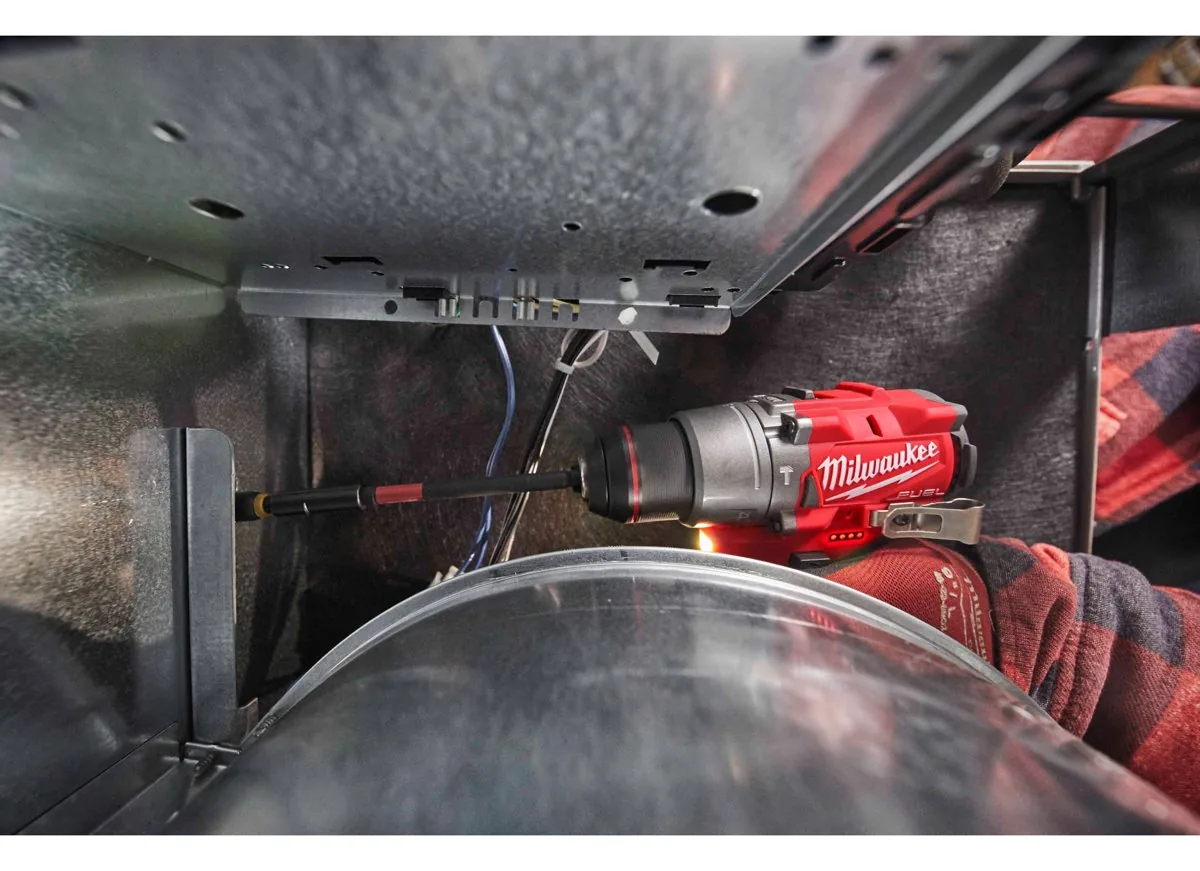 wiertarko-wkrętarka z udarem Milwaukee M12 FPD2 podczas pracy