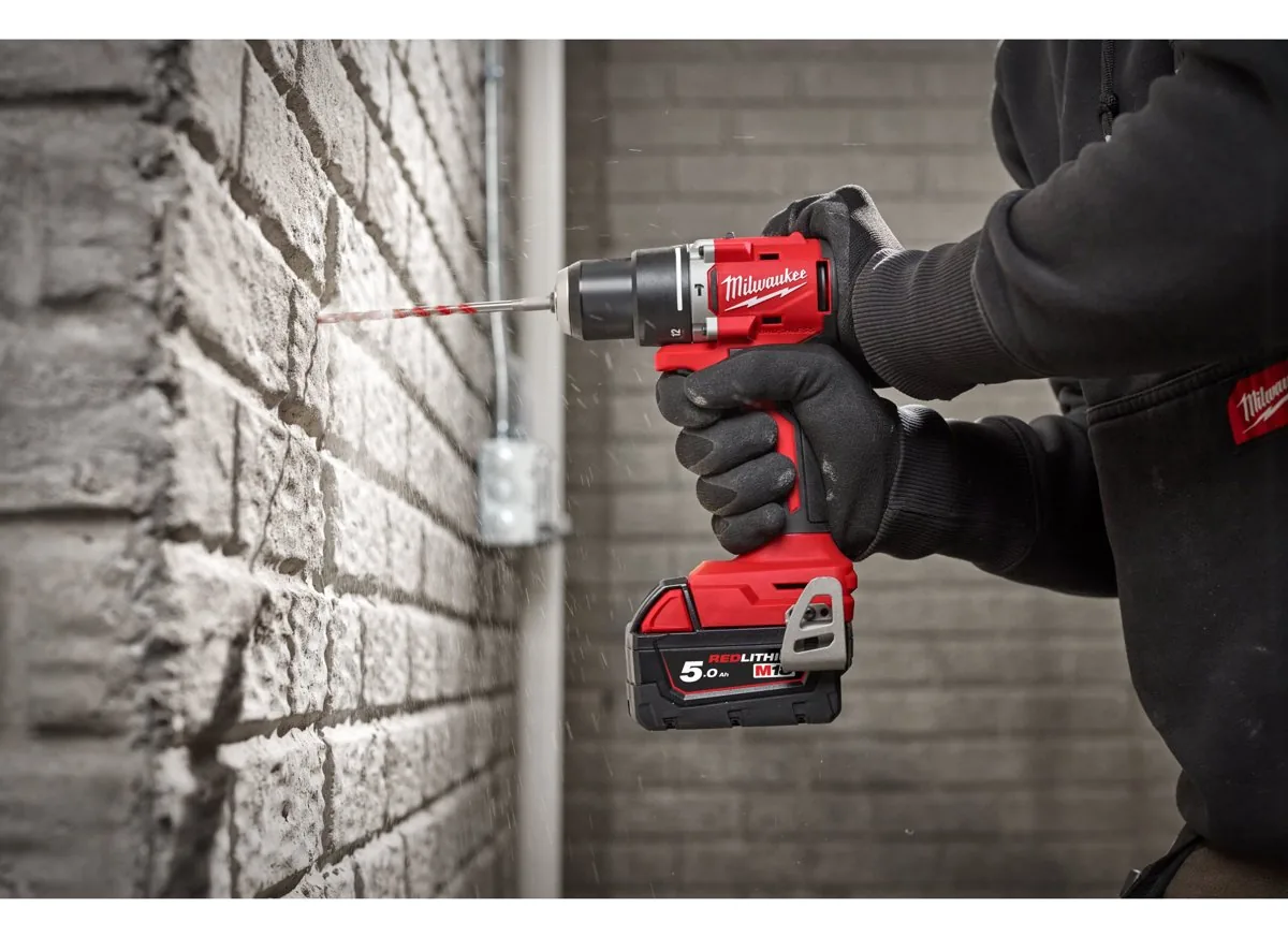 wiertarko-wkrętarka Milwaukee M18 BLDDRC podczas pracy