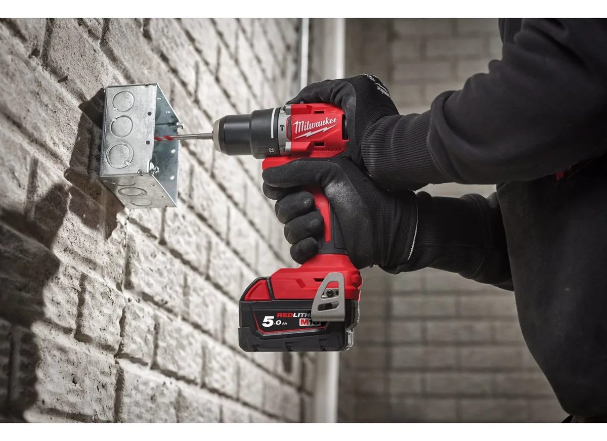 wiertarko-wkrętarka Milwaukee M18 BLDDRC podczas pracy
