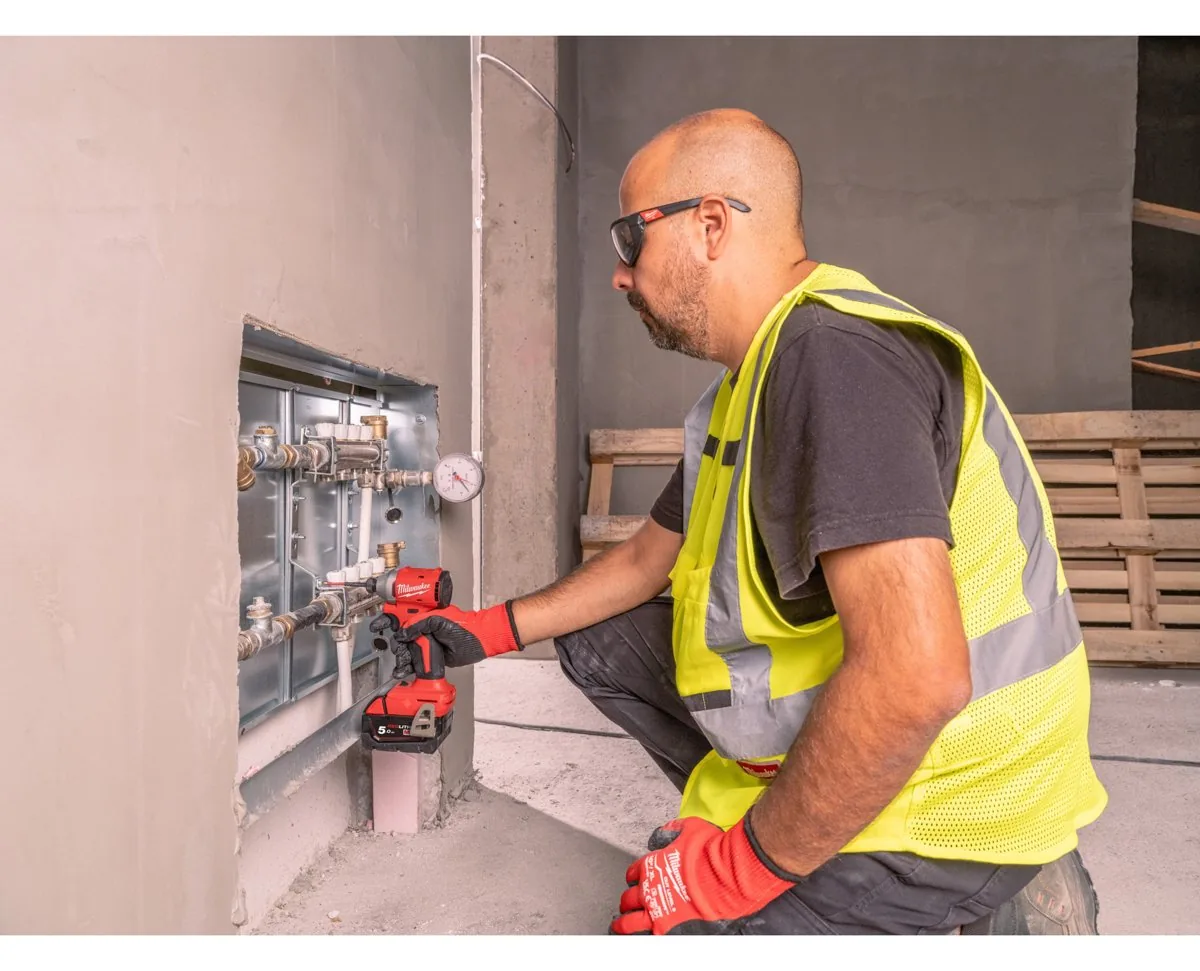 zakrętarka udarowa ¼″ Hex Milwaukee M18 BLIDRC podczas pracy