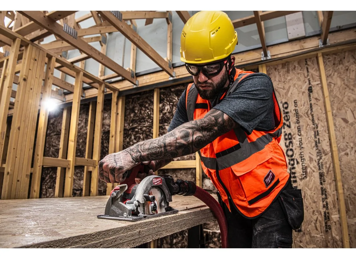 pilarka tarczowa Milwaukee M18 FCS552 podczas pracy