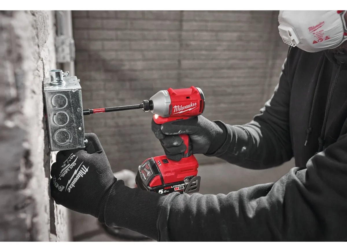 zakrętarka udarowa ¼″ Hex Milwaukee M18 BLIDR podczas pracy