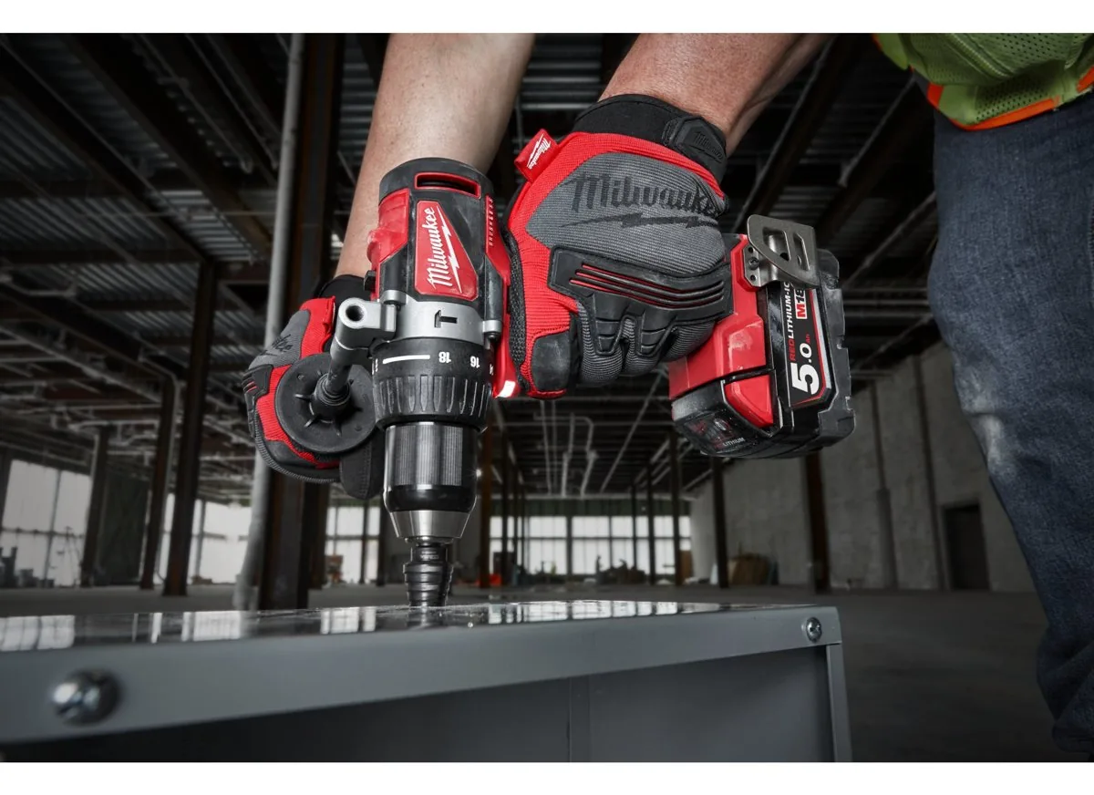 wiertarko-wkrętarka z udarem Milwaukee M18 BLPD2 podczas pracy