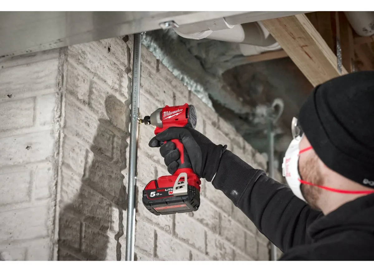 zakrętarka udarowa ¼″ Hex Milwaukee M18 BLIDR podczas pracy