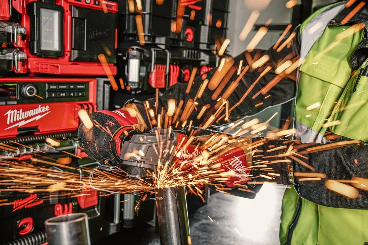 Cięcie rury stalowej szlifierką kątową 125 mm M18