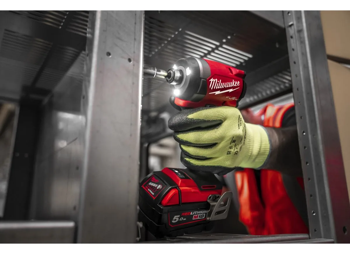 zakrętarka udarowa ¼″ Hex Milwaukee M18 FID3 podczas pracy
