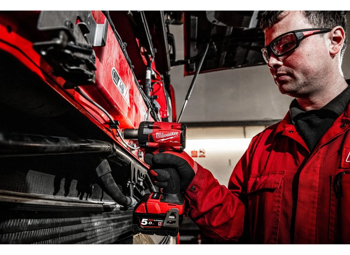 klucz udarowy ½″ Milwaukee M18 FIW2F12 podczas pracy
