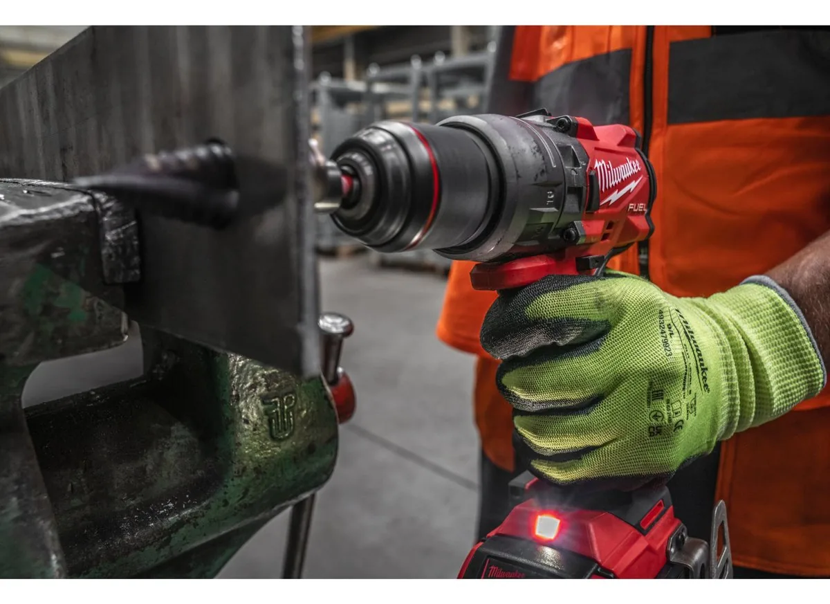 wiertarko-wkrętarka z udarem Milwaukee M18 FPD3 podczas pracy