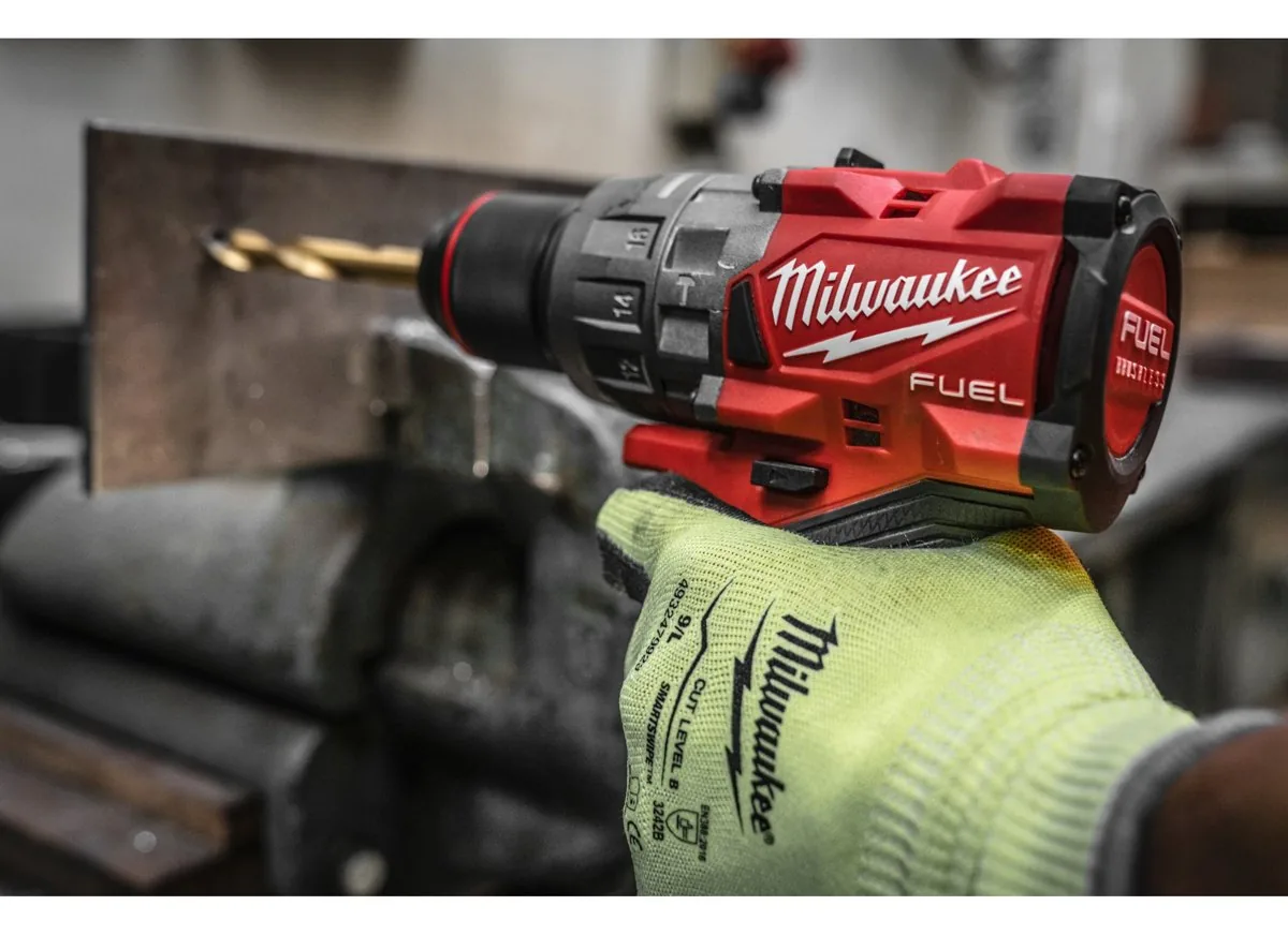 wiertarko-wkrętarka z udarem Milwaukee M18 FPD3 podczas pracy