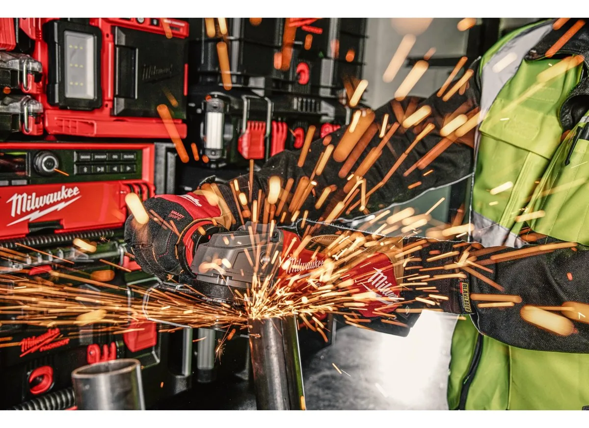 szlifierka kątowa 125 mm Milwaukee M18 FSAG125X podczas pracy