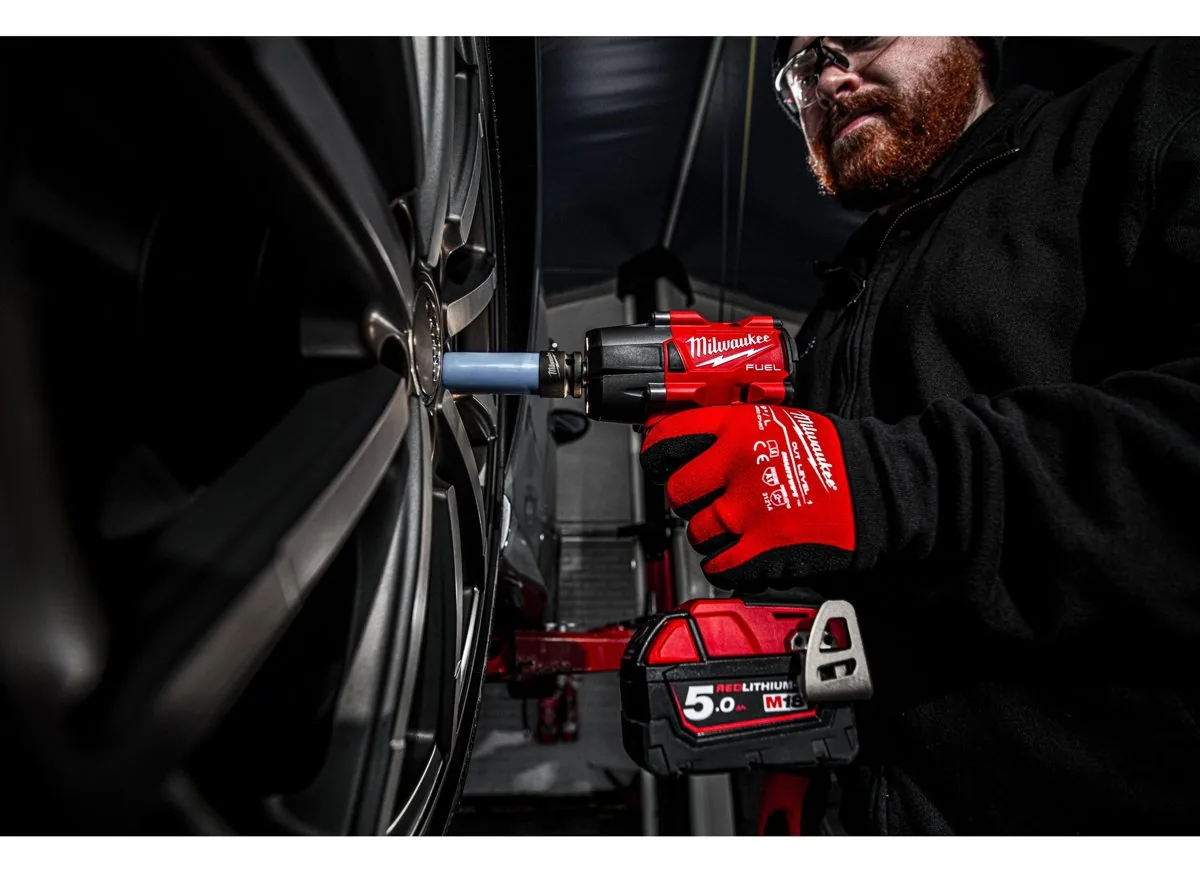 klucz udarowy ½″ (średni moment) Milwaukee M18 FMTIW2F12 podczas pracy