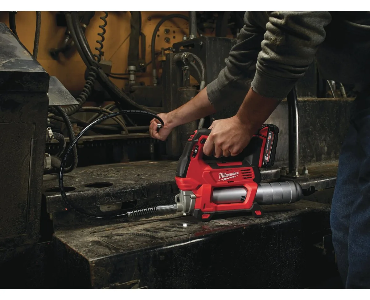 smarownica Milwaukee M18 GG podczas pracy