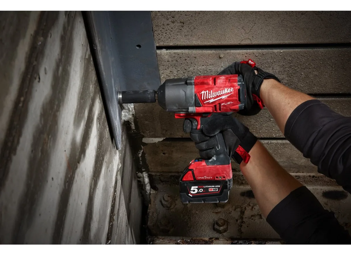 klucz udarowy ¾″ ONE-KEY™ Milwaukee M18 ONEFHIWF34 podczas pracy