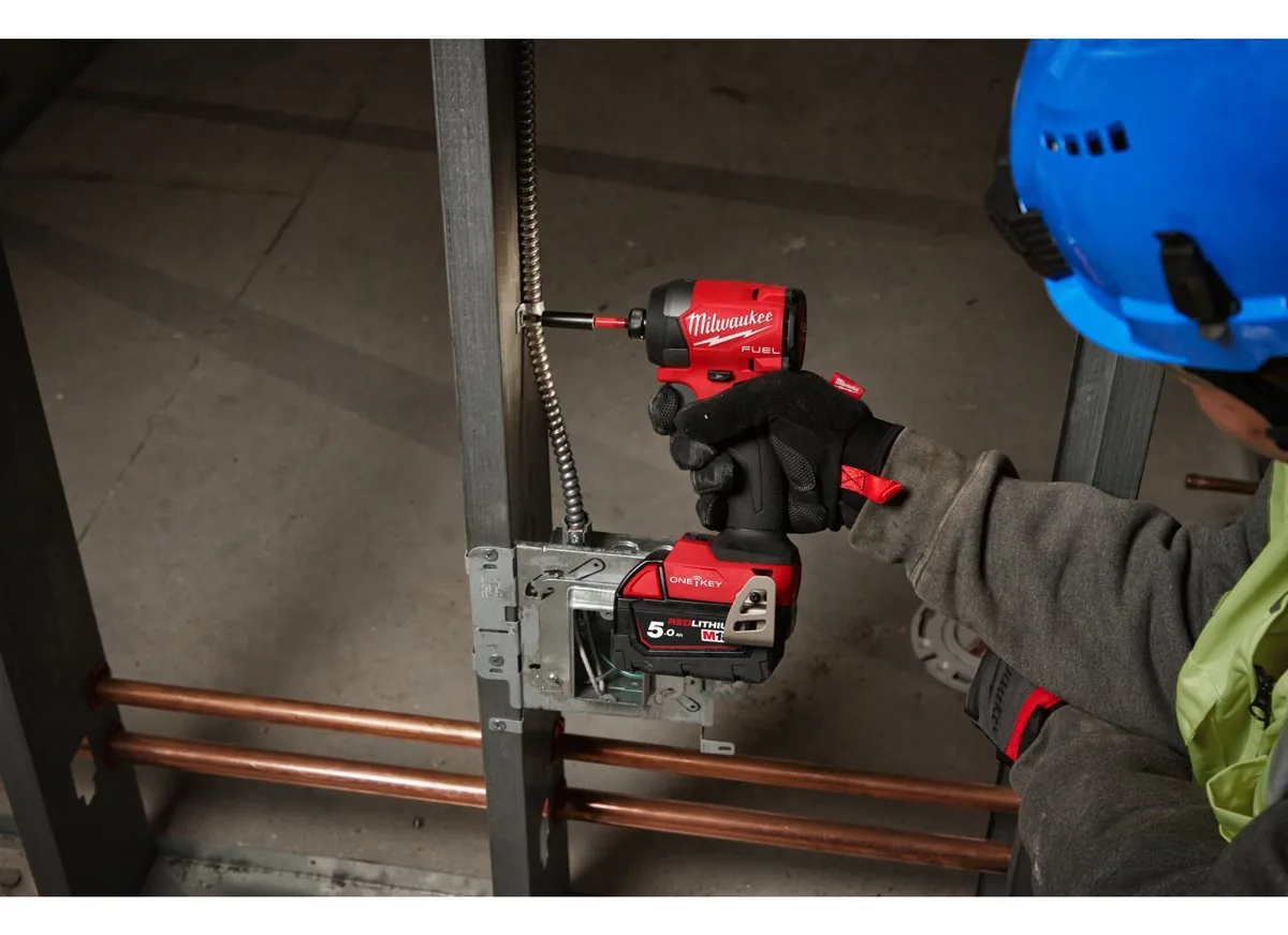 zakrętarka udarowa ¼″ ONE-KEY™ Milwaukee M18 ONEID3 podczas pracy