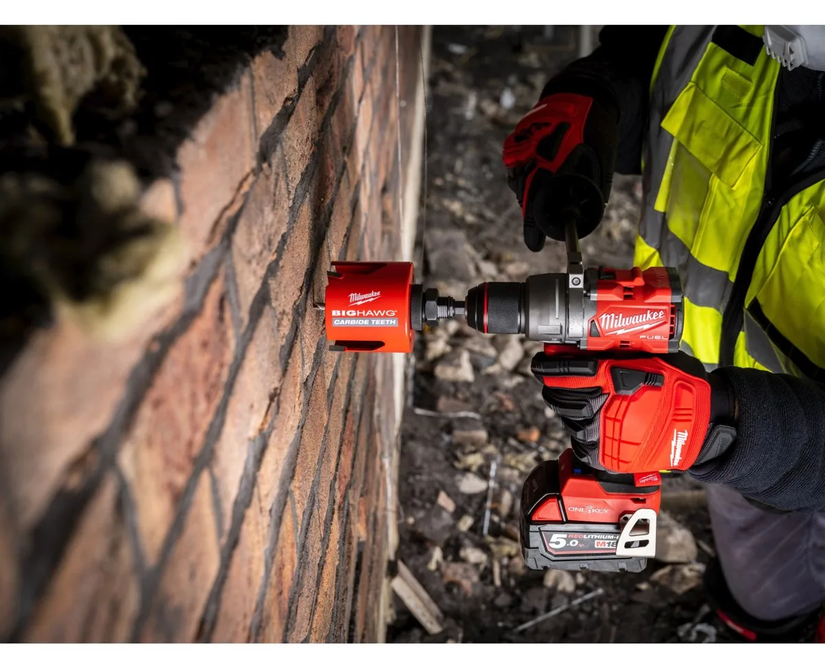 wiertarko-wkrętarka z udarem ONE-KEY™ Milwaukee M18 ONEPD3 podczas pracy