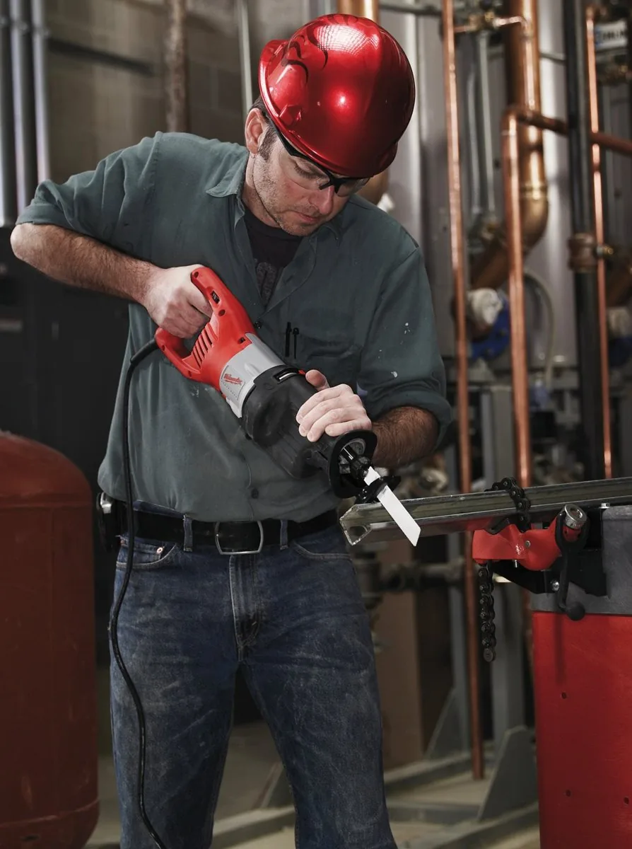 Instalator tnie rurę piłą SSPE 1300 SX w kotłowni