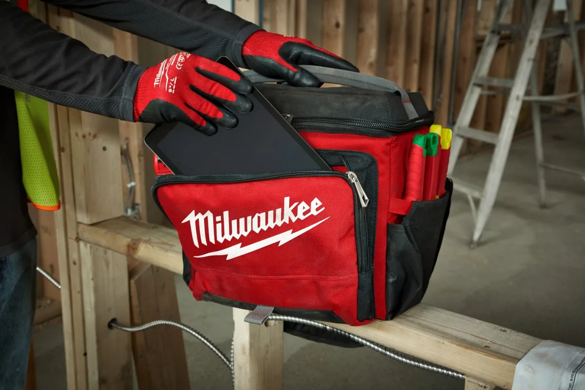 Torba termoizolacyjna Milwaukee na stole warsztatowym