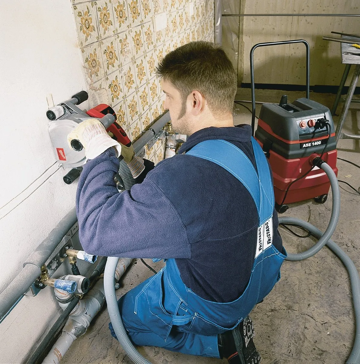 Cięcie bruzdy w ścianie bruzdownicą WCS 45 z odkurzaczem przemysłowym