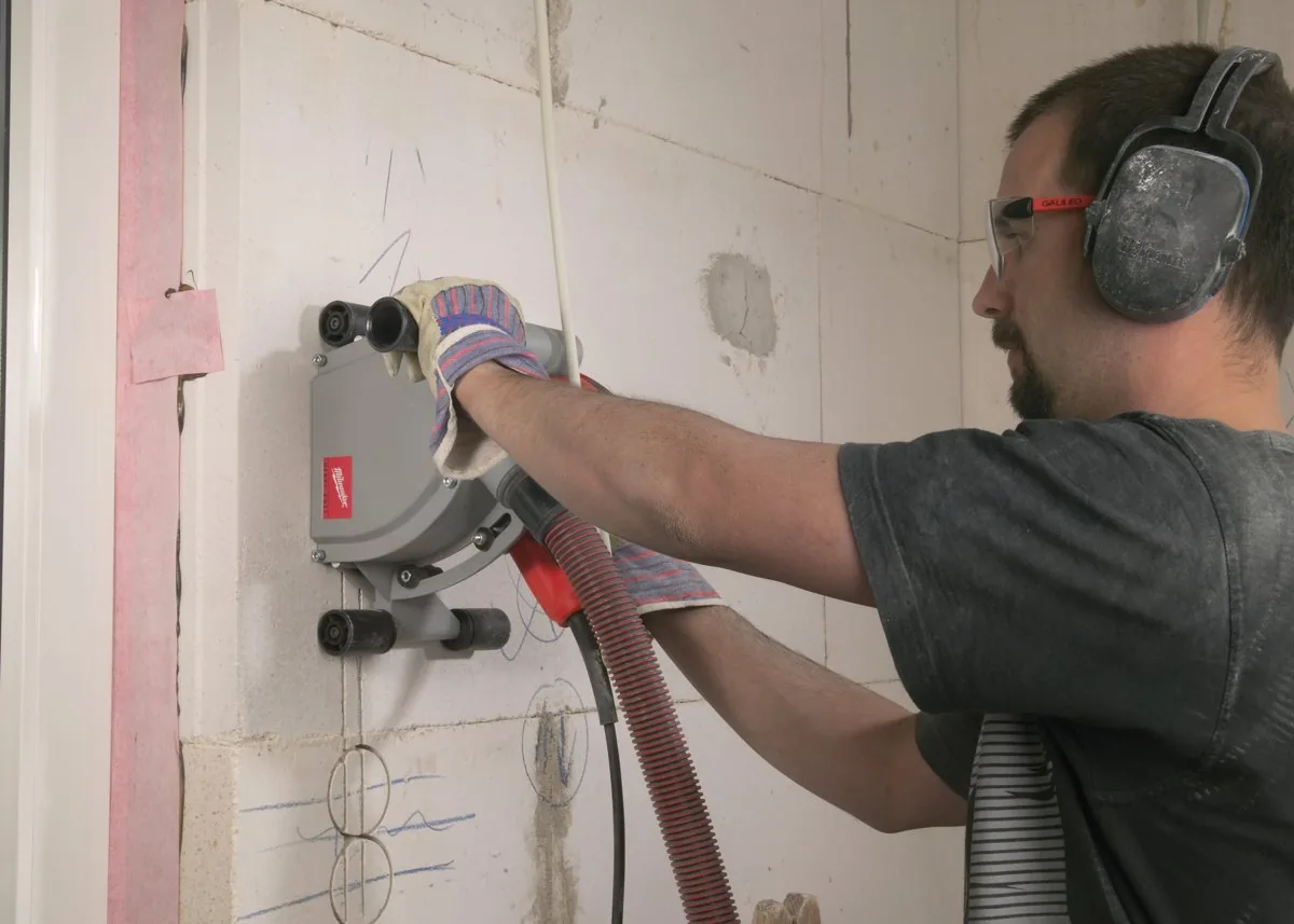 Pionowa bruzda w ścianie cięta bruzdownicą WCS 45