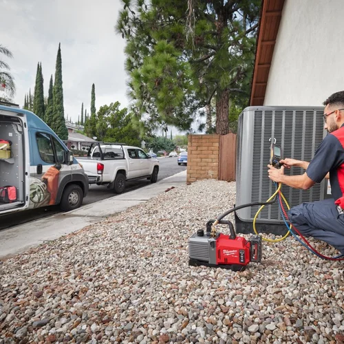 Pompa próżniowa Milwaukee M18 FVP5 przy klimatyzatorze