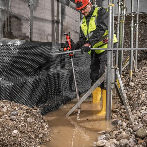 Pompa do wody Milwaukee M12 BSWP w wykopie na budowie