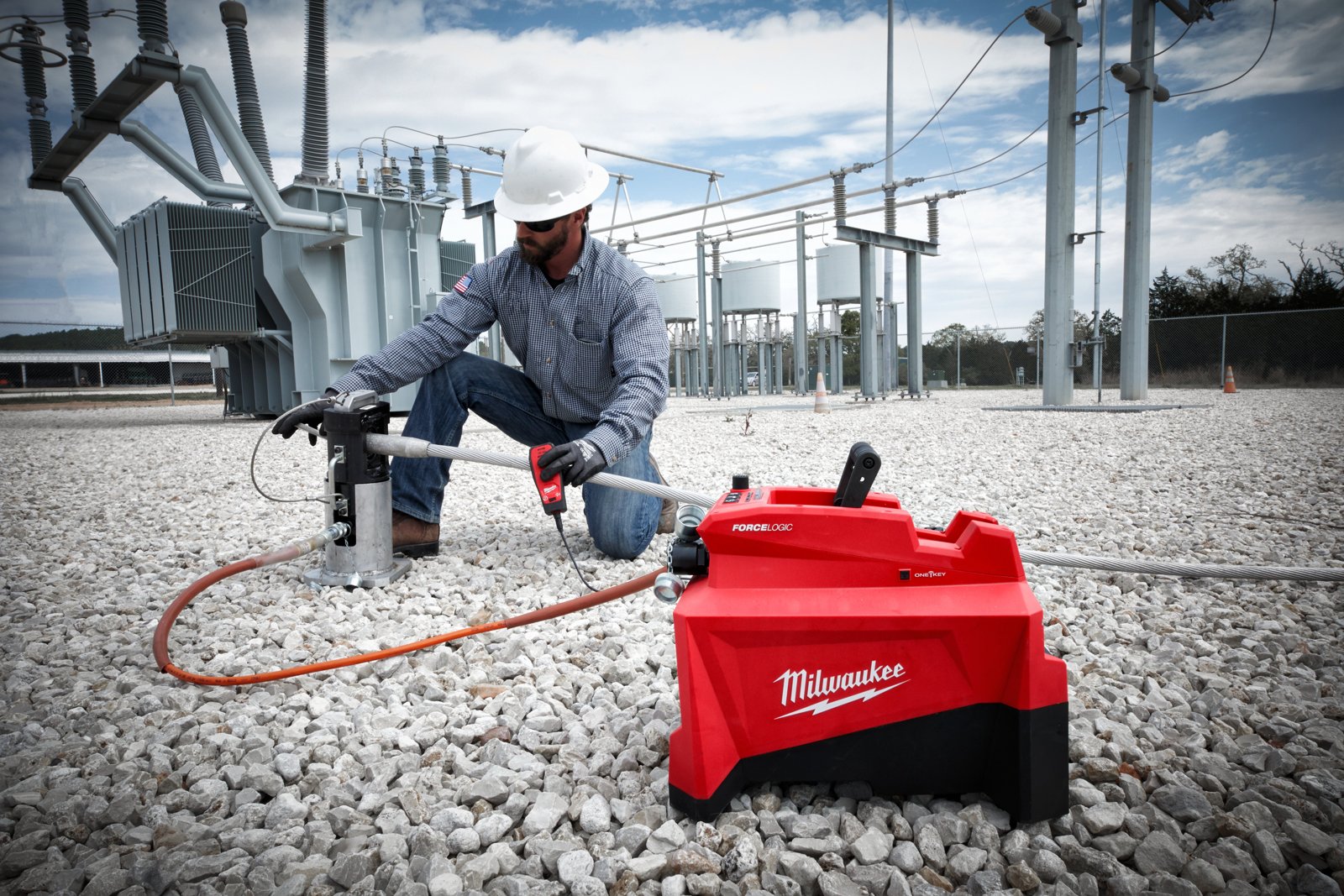 Monter z głowicą hydrauliczną zasilaną pompą M18 HUP700 na stacji elektroenergetycznej