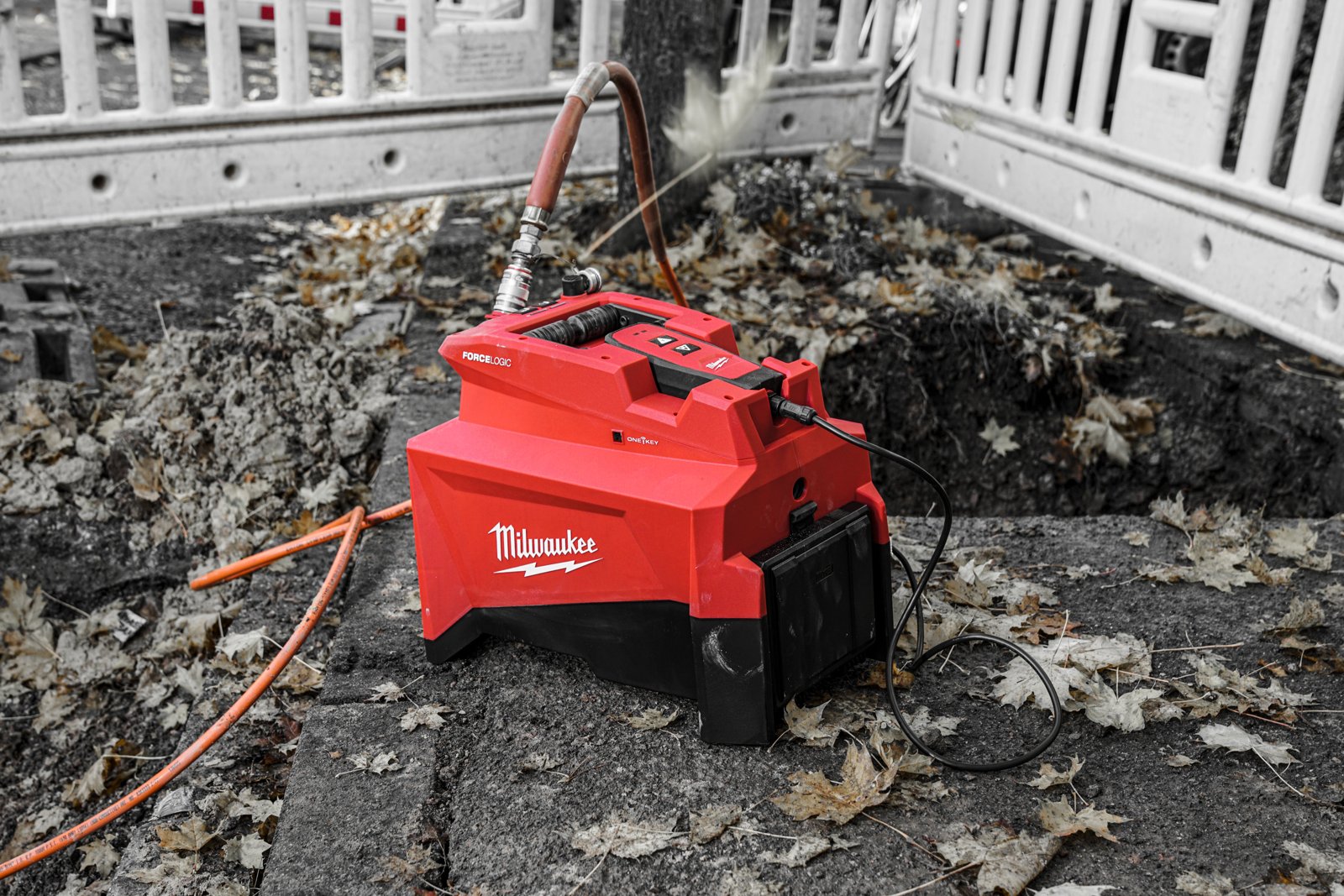 Pompa M18 HUP700 z podłączonym wężem hydraulicznym na budowie