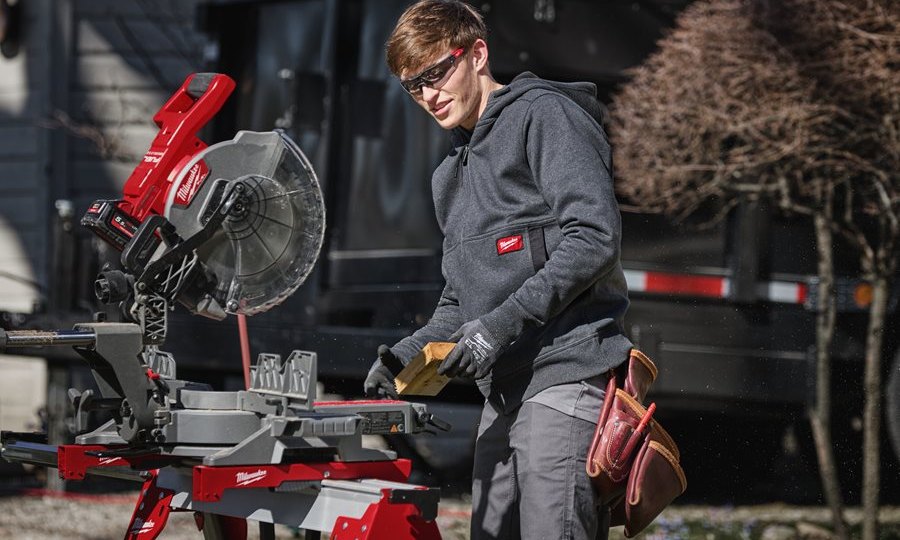 Odzież robocza MILWAUKEE® w pracy: bluza GRIDIRON i spodnie FREEFLEX™