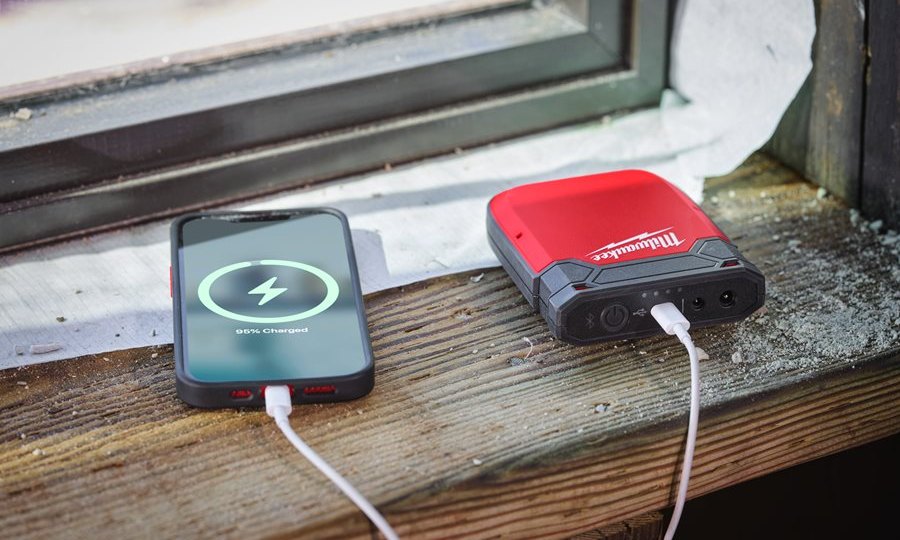 Akumulator IRPSU3-0 ładuje telefon przez USB-C
