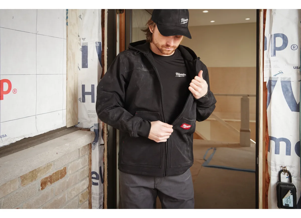 Kurtka softshell FREEFLEX Milwaukee SJ BL – poranne prace na budowie domu