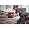 Milwaukee M18 FRCN45 mocuje siding na ścianie domu