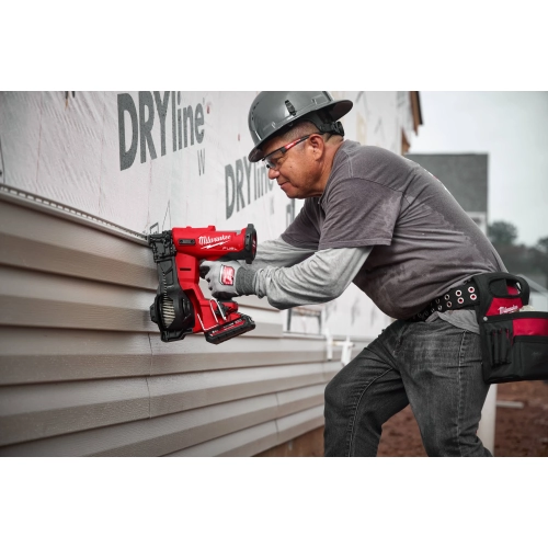 Milwaukee M18 FRCN45 mocuje siding na ścianie domu