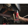 Mechanik dokręca Milwaukee M18 BRAIW nakrętkę pod podwoziem ciężarówki